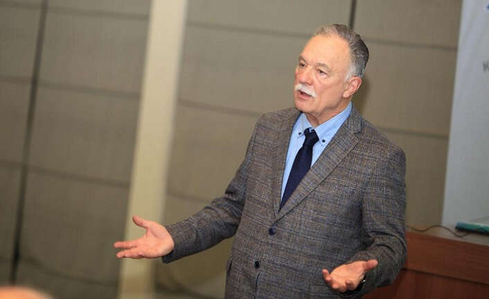 Standart bir akademisyen değil Teoman Duralı