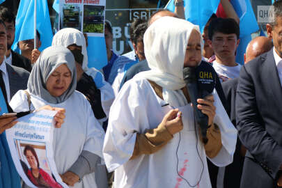 İslam İşbirliği Teşkilatı önünde Çin’in Açlık Soykırımı protesto edildi