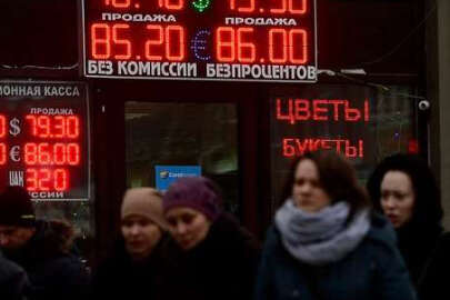 Rus bankalarında nakit sorunu: Maaş bile ödeyemiyorlar!