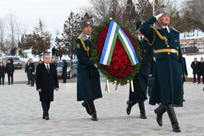 Özbekistan Cumhurbaşkanı Mirziyoyev, Kırgızistan'da Ata Beyit'i ziyaret etti