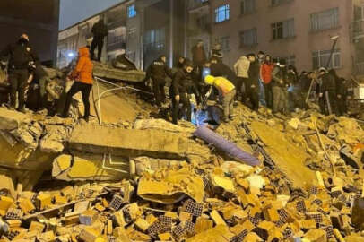 Hatay'da iki Ukrayna vatandaşı enkazdan sağ kurtarıldı