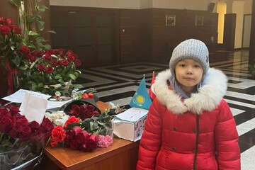 Kazak Türkü çocuk harçlığını depremzedelere bağışladı