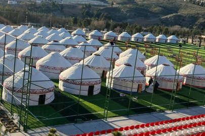 Geleneksel Kırgız çadırları, Türkiye'de depremzedeler için kuruldu