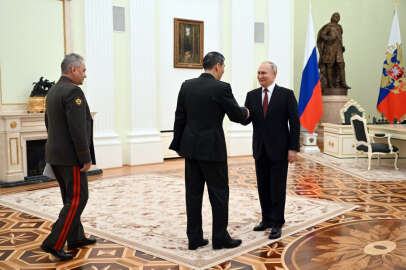 Rus yanlısı Çin Savunma Bakanı Putin'i ziyaret etti