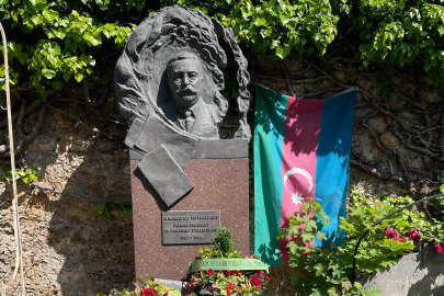 Azerbaycan Halk Cumhuriyeti Meclisi'nin ilk Başkanı Topçubaşı mezarı başında anıldı