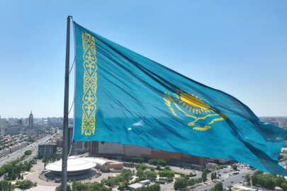 Kazakistan'da dev bayrak göndere çekildi