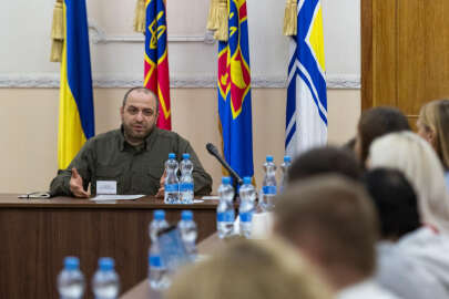 Ukrayna Savunma Bakanı Umerov, Ukrayna ordusuna yardım eden gönüllülerle bir araya geldi