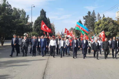 Türkiye Cumhuriyeti'nin kuruluşunun 100'üncü yılı nedeniyle Gence'de geçit töreni düzenlendi