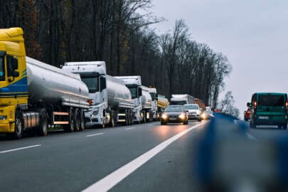 Ukrayna Polonya sınırında 4 binden fazla araç bekliyor