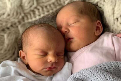 Dünya onları konuşuyor: İkiz bebekler bir sene arayla doğdu