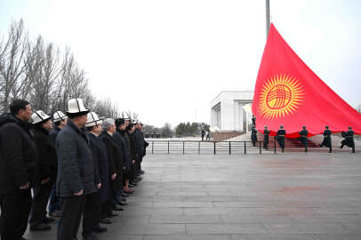Yeni Kırgızistan bayrağı Bişkek’te göndere çekildi