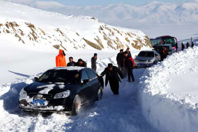 Doğu Türkistan'da binlerce Çinli mahsur kaldı