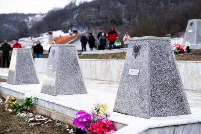 Kosova'nın kara günü: Reçak Katliamı kurbanları 25. yılında anıldı