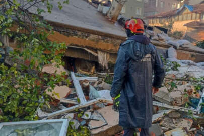 Depremzede anne ve kız enkaz altında yaşadıklarını QHA’ya anlattı