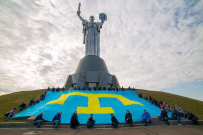 İşgalin 10. yılında Ana Vatan Anıtı önünde Kırım Tatar bayrağı açıldı