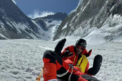 15 yaşındaki Uygur Türkü öğrenci Everest’e tırmandı