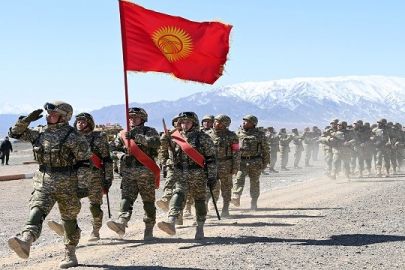 Kırgızistan Cumhurbaşkanı Caparov: Askerlerin yaşam koşulları iyileşecek