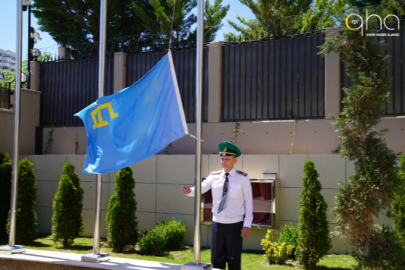 Ukrayna'nın Ankara Büyükelçiliğinde Kırım Tatar bayrağı göndere çekildi