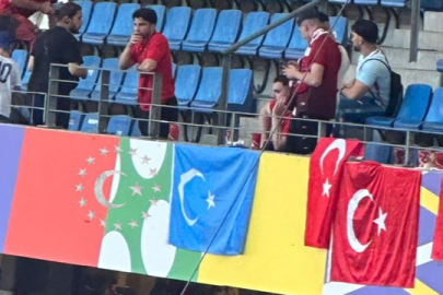 Türkiye-Çekya maçında Doğu Türkistan bayrağı açıldı