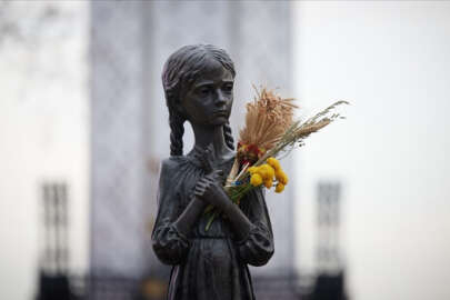 Rusya, işgal ettiği bölgelerde Holodomor anıtlarını yıktı!