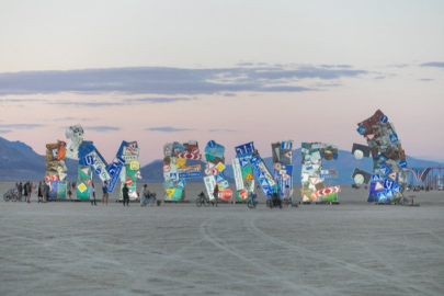 Burning Man Festivali'nde, Ukrayna'da savaşta zarar gören malzemelerden yapılan "İyiyim" eseri sergileniyor