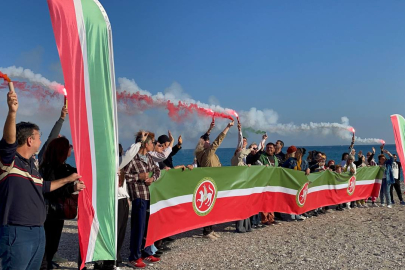 Antalya'da Tataristan Bayrak Günü'nü kutlayan Tatarlara Rus dernek başkanından tehdit!